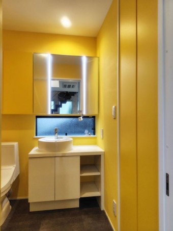 肌の色を引き立てて顔全体をしっかり照らす『美ルック』と丁度いいコンパクトな『エスタ』　目黒区W様邸